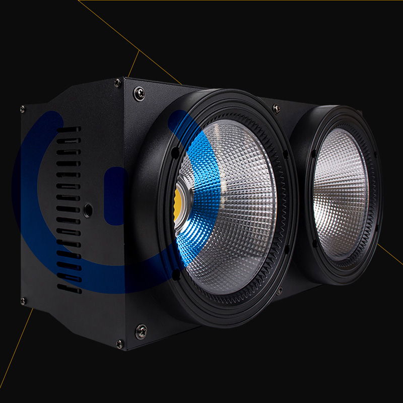 Accecatore LED COB 200W per Interni Illuminazione LED Avanzata Alta Potenza Accecatore LED 2x100 in Prospettiva a Tre Quarti su Sfondo Grigio