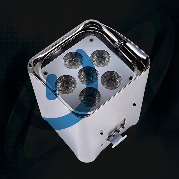 Faro LED 108W RGBW-A-UV Illuminazione Avanzata e Ricaricabile per Eventi Faro LED a Batteria 6x18 Argento in Prospettiva Obliqua su Sfondo Grigio
