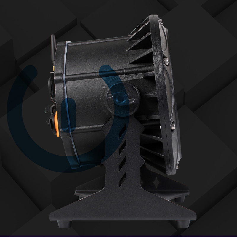 Par LED RGBWA UV IP65 Innovazione nell' Illuminazione Esterna Par LED a Batteria 9x6 in Prospettiva Laterale su Sfondo Grigio