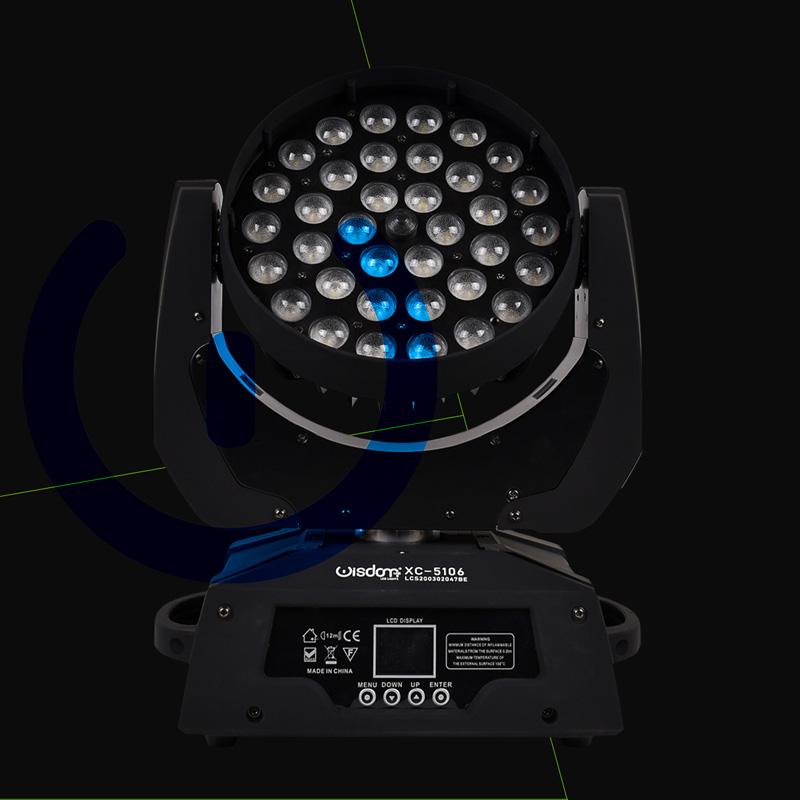 Testa Mobile Wash LED 36x10 RGBW Illuminazione Professionale per Eventi Testa Mobile Wash 36x10 RGBW Scocca Nera in Prospettiva Frontale su Sfondo Scuro