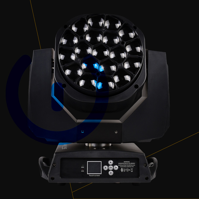 Illuminazione Eventi Professionale Testa Mobile Wash Zoom 19x15 RGBW Testa Mobile Zoom Wash 19x15 in Prospettiva Frontale su Sfondo Scuro