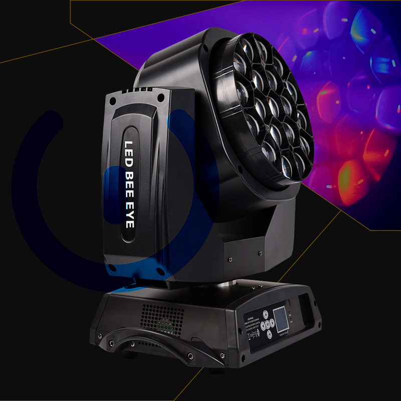 Illuminazione Eventi Professionale Testa Mobile Wash Zoom 19x15 RGBW Testa Mobile Zoom Wash 19x15 in Prospettiva a Tre Quarti su Sfondo Scuro